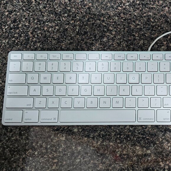 Apple USB A1243 Wired Keyboard with Numeric Keypad with 2 Additional USB Ports - Picture 3 of 6